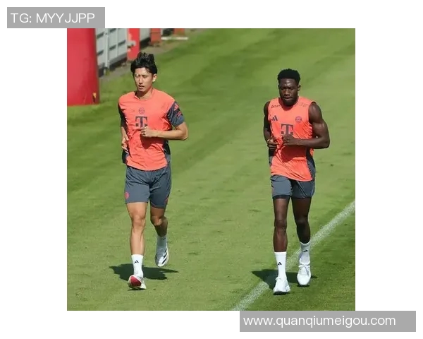 阿方索戴维斯与伊藤洋辉亮相拜仁今日训练场景