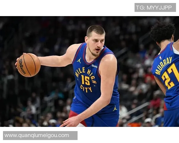 约基奇背靠背两场仅得9篮板却展现出准三双实力引发球迷热议