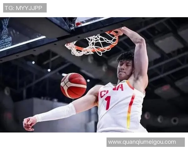 蔡老板昨晚与曾凡博击掌鼓励并嘱咐教练多给予他上场机会